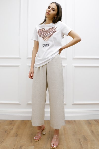 kalp detaylı pul nakışlı tişört