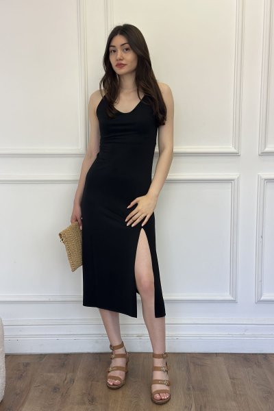 İp askılı ve yaka yırtmaçlı elbise