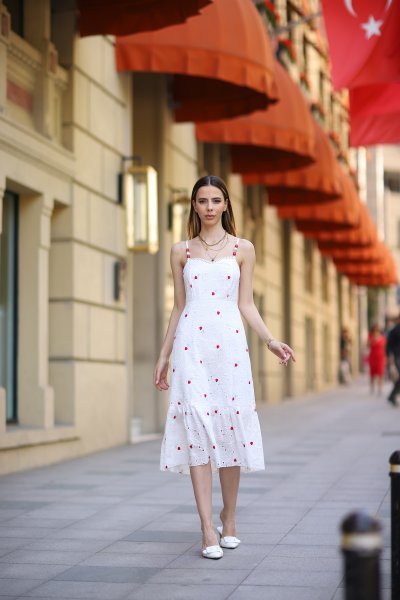 Çicek İşlemeli Midi Elbise