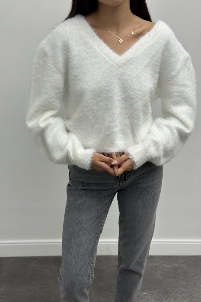 Kadın V Yaka Arkası Dekolte Taşlı Kazak