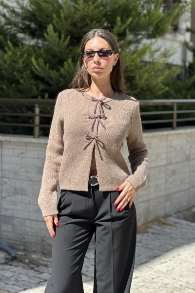 Kadın İncili Fiyonk Aksesuarlı Triko Hırka