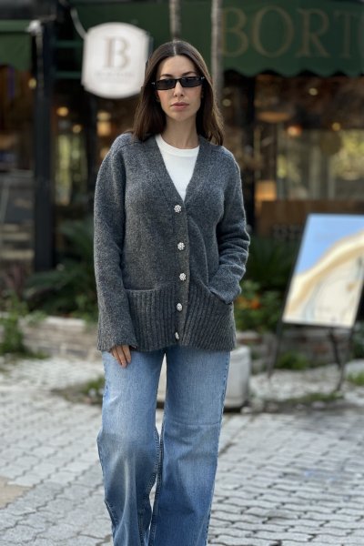 V Yaka Taş Düğmeli Cepli Yumuşak Dokulu Triko Hırka