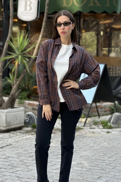 Kadın Altı Kesik Yırtmaçlı Kareli Gömlek