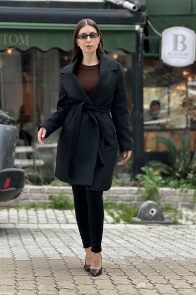 Kadın Düğmesiz Kuşaklı Kısa Kaşe Kaban