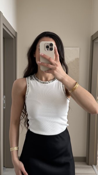 Yaka ve Kol Taşlı Atlet